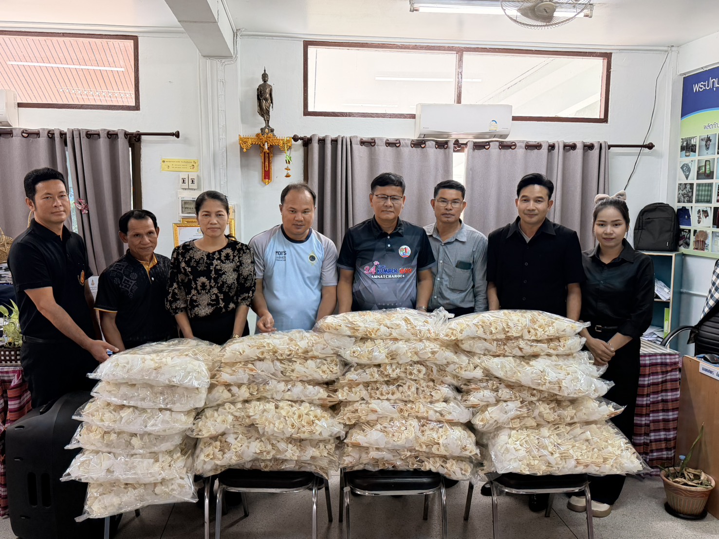 นายอำเภอปทุมราชวงศารับมอบดอกไม้จันทน์ จำนวน 3,000 ดอก จากองค์การบริหารส่วนตำบลโนนงาม